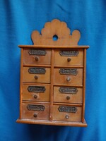 ANTIK 8 fiókos fali fa fűszertartó szekrény téka németnyelvű réz táblák réz gombok