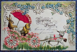Antik dombornyomott Húsvéti  képeslap - bárány húzta virágfogat, nyul, csibe , selyem ernyő