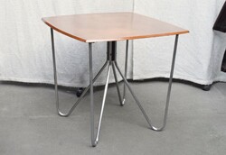 Retro csővázas asztal , acél és fa , midcentury , 70 x 70 x 64 cm  Indrustrial , loft 60-as évek