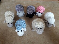 Húsvéti bárányok kézi horgolt játék