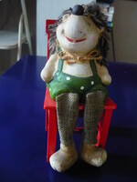 Fa széken ülő lógólábú süni