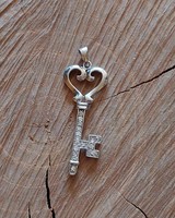 Szív alakú ezüst kulcs medál cirkónia kövekkel