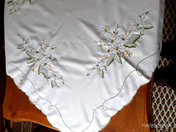 Beautiful embroidered daisy tablecloth. 80X80 cm