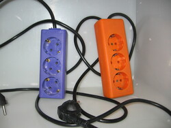 Retro lila és narancs színű földelt elektromos elosztó, hosszabbító