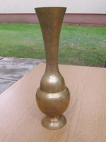 Nagyméretű réz váza vésett mintával (30 cm.)