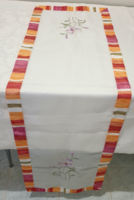 White tablecloth with embroidered pattern 140 cmx40 cm
