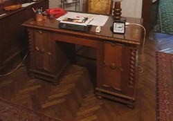 Koloniál íróasztal üveglappal