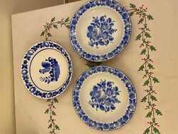 Kék kerámia tányérok