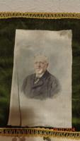 Antik selyem kép , egy markáns öreg úrról ,  M R. 1925  szignóval , 99 éves , 14 x 22 cm