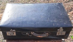 Antik fekete bőrönd hibás foganytúval