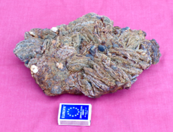 Large iron-bearing rock / mineral group / mineral group