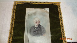 Biedermeier  selyem kép , egy markáns öreg úrról ,  M R. 1925  szignóval , 99 éves , 14 x 22 cm