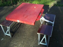 Táska kemping-asztal és székek