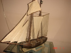 Chaluttier: a two-masted pirate ship