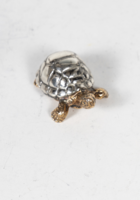 Ezüst miniatűr teknős aranyozott részletekkel