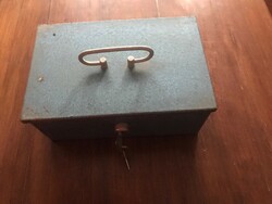 Fém kazettás /kassza doboz,kulcsaival.  Mérete: 27x11 cm