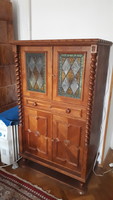 Colonial bar cabinet in excellent condition
