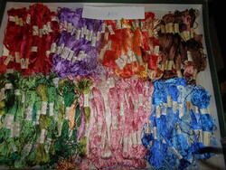 Varrónői hagyatékból 135 motring osztott selyemhímző fonal vegyes színek