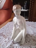 Aquincum porcelain: kneeling woman