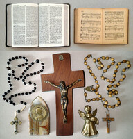 Vallási csomag: fa kereszt feszület corpus korpusz Jézus rózsafüzér imafüzér angyal asztali ikon