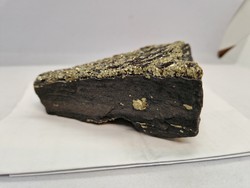 Sungit ásványtömb pirittel