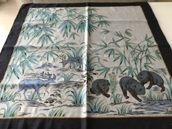 Kézzel festett thai selyemkendő koalákkal, szarvasokkal, 90 x 87 cm