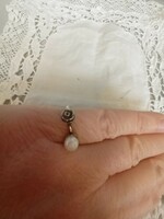 Eladó modern kézműves ezüst gyűrű gyöngyel, rózsával!