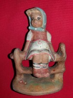 Antik magyar kerámia figura HUMMEL porcelán után másolat Kerítésen ülő leány 11 X 8 cm