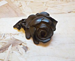 Fából készült rózsa bross