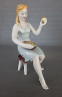 Hollóházi porcelán figura, lány almával