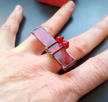 Extravagáns piros koktélgyűrű színes üvegből és gyöngyből