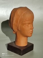 Jelzett Ő. A.  terrakotta nő fej büszt fa talapzaton 13 cm