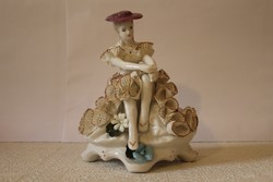 Porcelán csipkés ruhás női balerina szobor kalappal