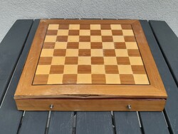 Fa sakk készlet tároló táblával