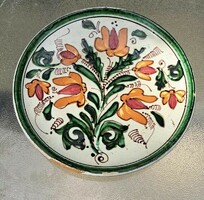 Antique ethnographic wall plate with tulips. 25 Cm. Edge worn.