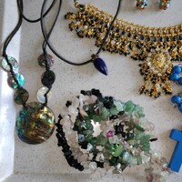 9.Cs. Used 20-piece jewelry package in good condition
