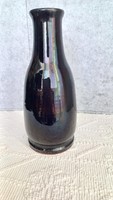 Vintage sötétkék, irizáló mázas kerámia váza, nyílásának szélén apró lepattanás (fotó)