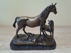 Bronz szobor ló csikóval