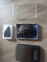 NWA11434  kondrit meteorit lapvágat és egy tekintélyes Nantan együtt