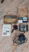 Commodore plus 4 régi számítógép kiegészítőkkel