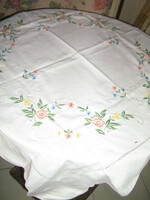 Gyönyörű vintage pasztell színű hímzett virágos terítő