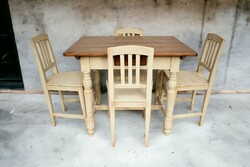 Népi parasztház fa étkezőasztal székekkel