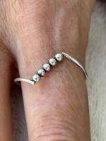 A special small ball silver ring! Size 53-54! Personally mom park and post office too!
