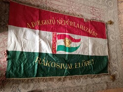Rákosi korszakból származó úttörő zászló, "A dolgozó népért, a hazáért, Rákosival előre! Két oldal