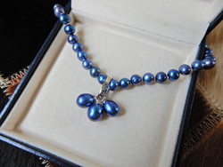 Man Sang márkájú kék színű tenyésztett gyöngysor ezüst medállal﻿