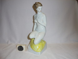 Hollóházi térdelő női akt figura, nipp - 30 cm