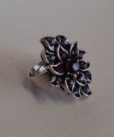 Régi szép állapotú ezüstözött  gyűrű lila csiszolt kövekkel ékítve mintás foglalatban