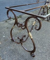 Különleges, régi kovácsolt kerti asztal váz réz elemekkel