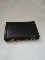 Vintage számológép bőröndben