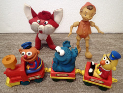 Retró játék csomag: orosz Pinocchio Pinokkió műanyag figura baba Szezám utca Muppet Show vonat Vuk